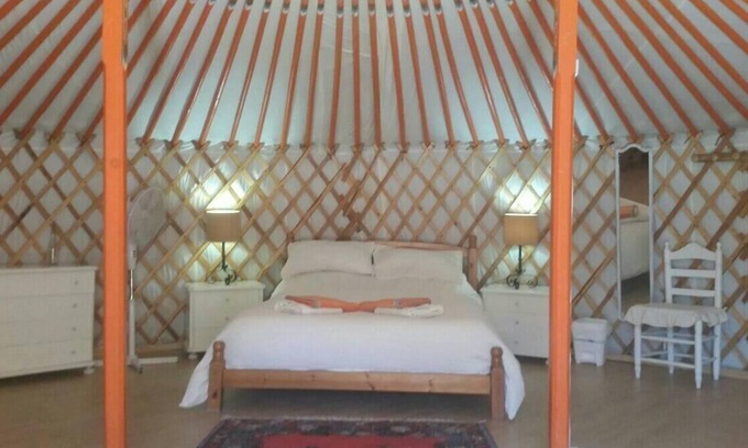 Sayalonga Chalet De Esquí | Yurta mongola única, romántica, aislada con piscina privada, capacidad para 5 personas, wifi,