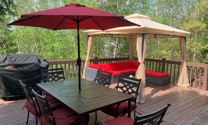 Tunkhannock Township Casa | Unique Mountain Cottage with Hot tub, Game Room, Central AC