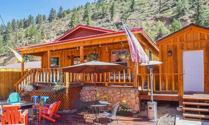 Red River Cabina | Unique Mtn Getaway w/ Stunning Outdoor Area!