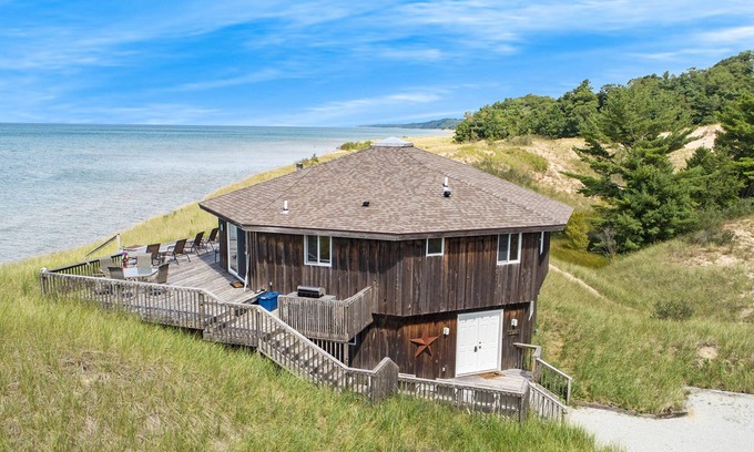 White River Township Cabaña | Exclusiva casa de campo octágono en el lago Michigan, rodeado de dunas y un parque del condado