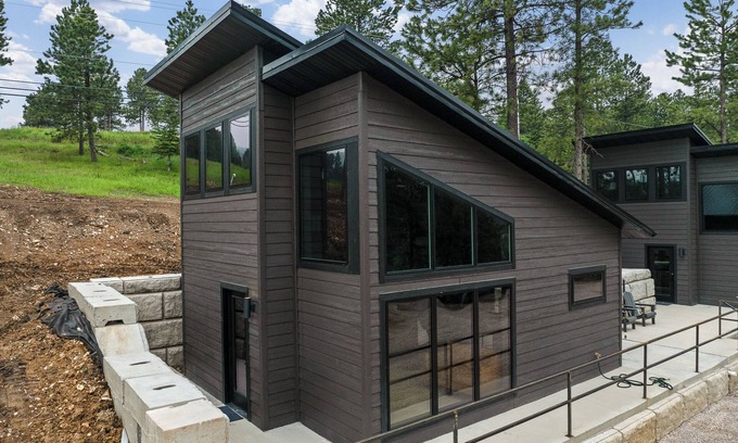 Deadwood Cabina | Unique Open Living New Cabin 2 Miles to Deadwood! 1/4 Mile off Hwy!