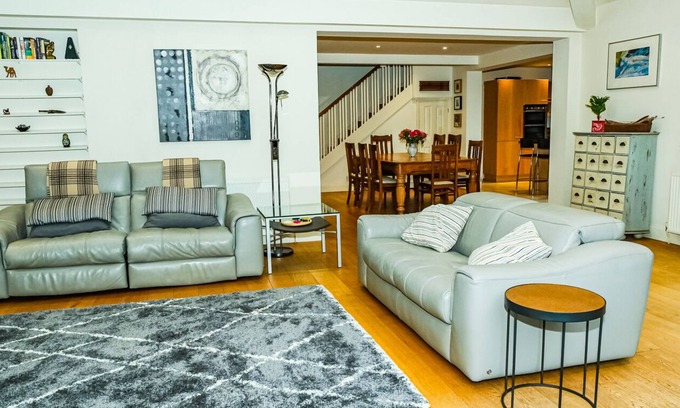 Charvil Casa | Unique open plan family home with garden, short walk to the Thames river