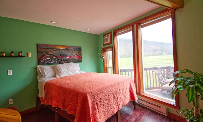 Wildwood Casa | Unique Outdoorman's Dream! 25 Minutes to Chattanooga! Full Kitchen! Unique Stay