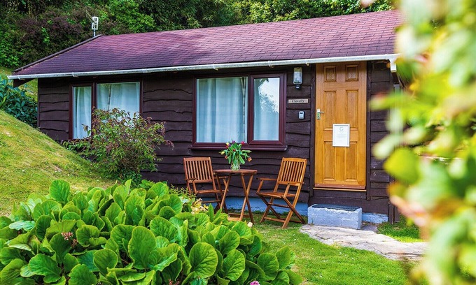 Berrynarbor Chalet De Esquí | Unique, peaceful, cosy and quaint cedar wood built holiday lodge.