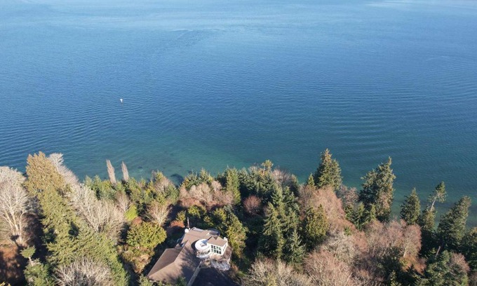 Port Ludlow Casa | Unique Port Ludlow Home with 3 Decks and Hot Tub!