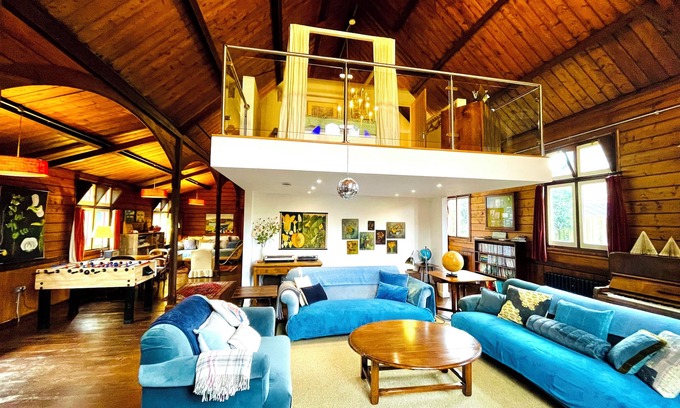 Chale Casa | Unique, quirky tin tabernacle perfect for cozy group getaways, near coast & pub