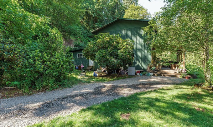 Kalama Cabina | Unique Riverfront Cabin 1 hour north of PDX