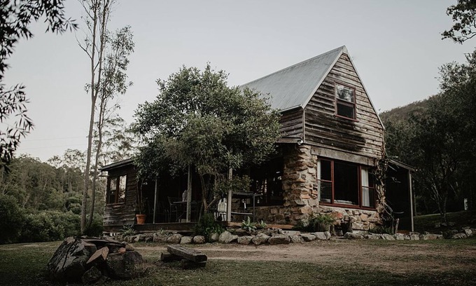 Rosebrook Cabaña | Rockhouse único, jacuzzi privado, vistas al monte