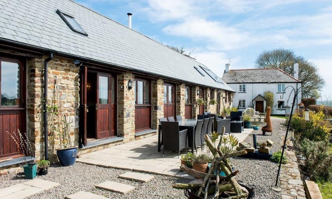 Black Torrington Casa | Unique Rural Stone dog friendly Barn Conversion