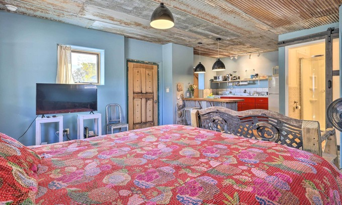 Santa Cruz Apartamento | Unique Santa Cruz Studio ~ 25 Mi to Santa Fe