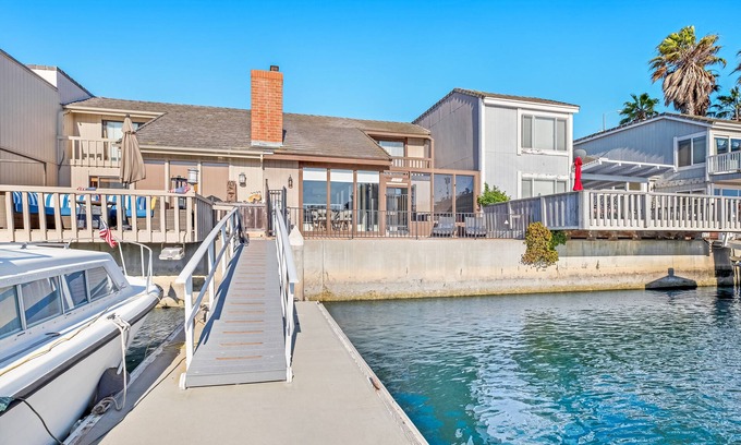 Channel Islands Casa | Exclusiva y elegante casa de dos niveles con vistas al agua, mesa de billar y muelle