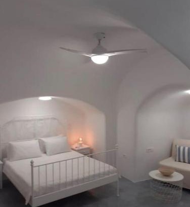 Megalochori Casa | Unique small stonehouse at Thira