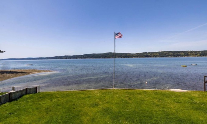 Belfair Casa | Unique, South Shore Waterfront Home, Large Yard