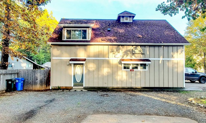 Cave Junction Casa | Unique Southern Oregon retreat with kids' items & washer/dryer - dog-friendly