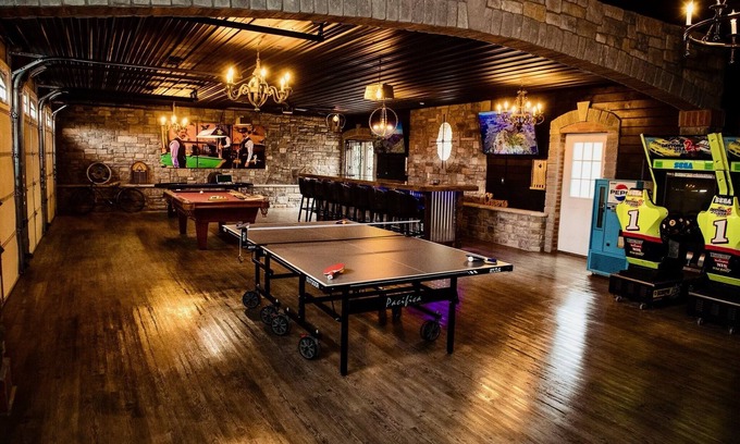 Stroudsburg Cabina | UNIQUE STAY, HOT TUB, MOVIE THEATER, BAR, GYM
