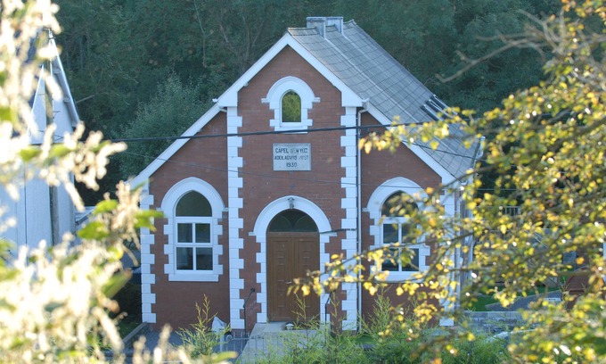 Cwm-twrch Isaf Casa | Unique Step Free 5 Bedroom Holiday Home Enclosed Garden fit for large families