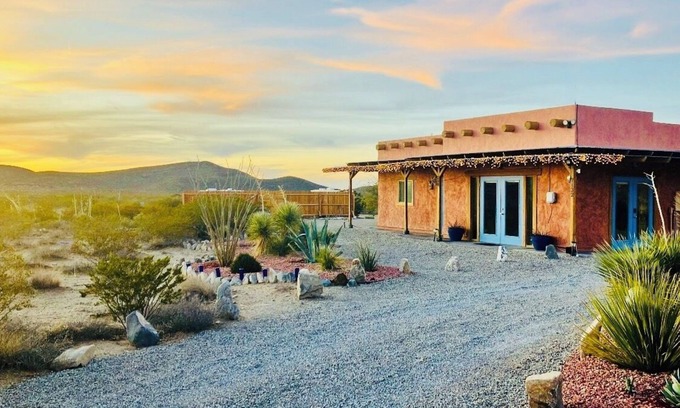 El Paso Casa | Desert Escape Hueco Tanks/ Strawbale home/Mtn view