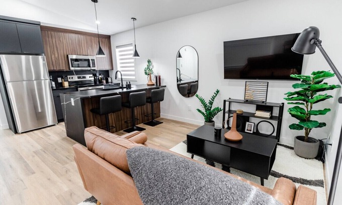Winnipeg Casa | *Unique Suite | Free Parking | 5 min to Downtown*