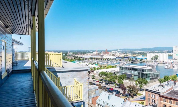 Old Quebec Apartamento | Unique & Sunny Top Floor Old Quebec Gem