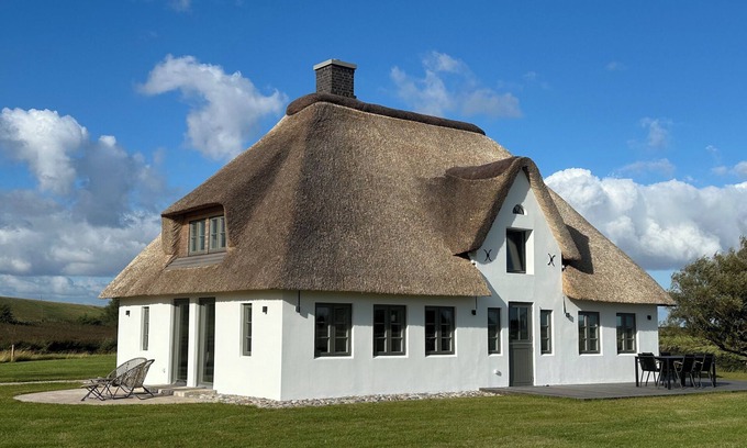 Schleswig-Holstein North Sea Coast Casa | Unique thatched-roof house directly on the North Sea, with views as far as the lighthouse