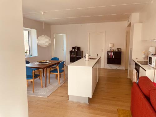 Kolding Apartamento | Unique Three Bedroom Apartment in the City of Kolding with Private Parking