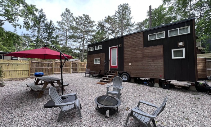 North Raleigh Casa | Unique Tiny Home Escape! Fully Equipped & Relaxing, Privacy-Fenced Outdoor Space