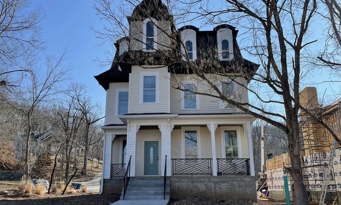 Ballwin Casa | Unique Victorian Experience Near Everything