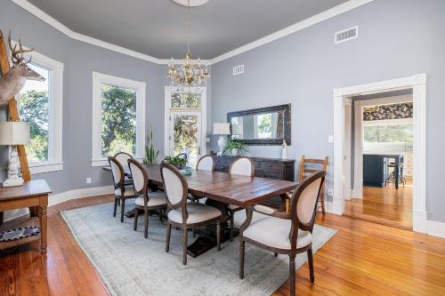 Dripping Springs Casa | Unique Victorian Home*Pool*Pets*Firepit