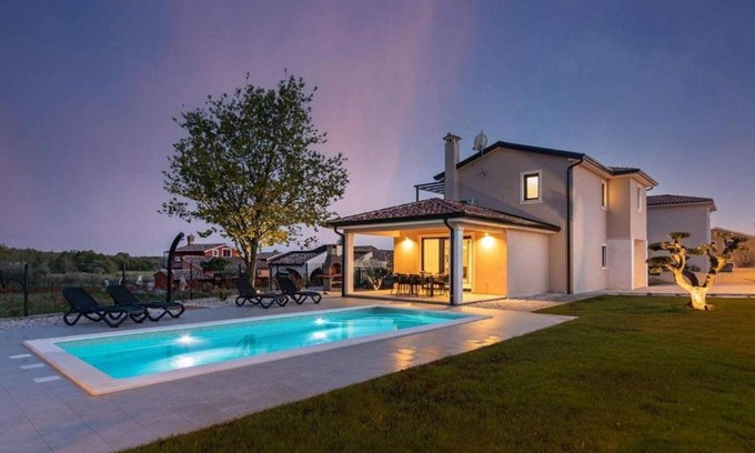Susnjici Casa | Villa única con piscina privada, vistas al mar, cuna, barbacoa, habitaciones con aire acondicionado y muchos carriles bici