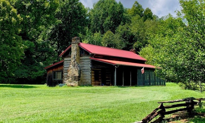 Shepherdsville Cabina | Unique Woodland Haven: Peaceful Historic Cabin with Modern Comforts