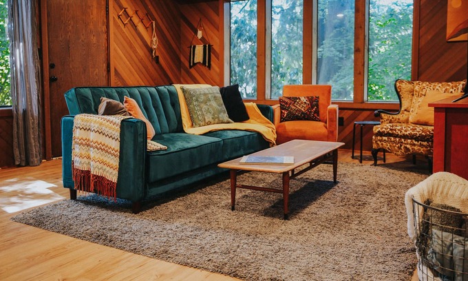 Longview Heights Apartamento | Unique Woodsy Residential Retreat In Heart of PNW With Large Jacuzzi Tub and Indoor Sauna