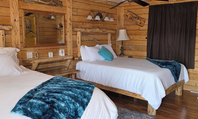 Cedaredge Cabina | Unit 1: Family Room /w Kitchenette at the Cedaredge Lodge