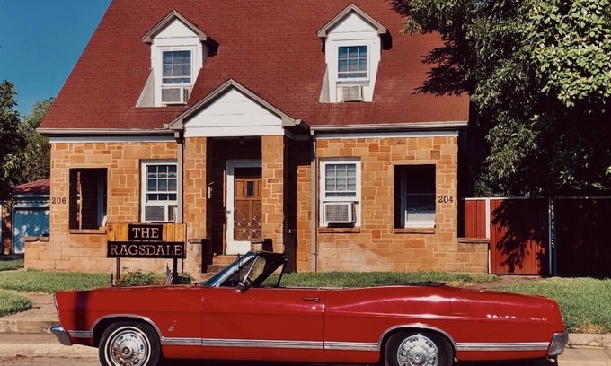 San Saba Apartamento | Unit 206, a 1946 historic Triplex bungalow style apartment of approx. 800 sq ft.