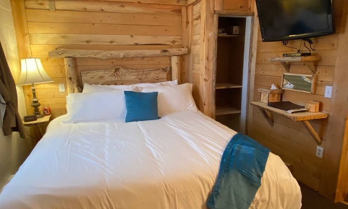 Cedaredge Apartamento | Unit 5: 2 Rooms, 1 King, 1 Queen /w Kitchenette