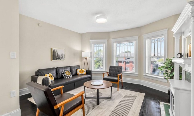 Brush Park Apartamento | Unit 5 · Historic Brush Park 1 BDRM Apt w Workstation