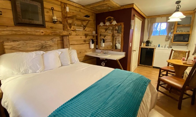 Cedaredge Apartamento | Unit 6: Queen Suite /w Kitchenette