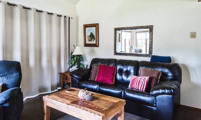 Red Lodge Condominio | Unit #7 Cozy 2 Bed/2 Bath Condo on Golf Course with Hot tub/ Sauna/ Pool