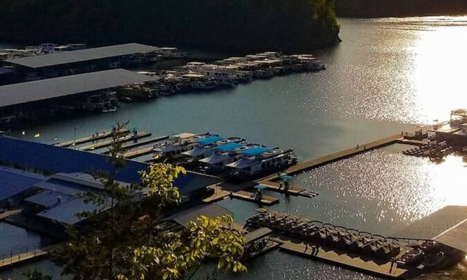 Jamestown Cabaña | Unit A - 2 queen beds, 1 full bath, sleeper sofa, close to lake
