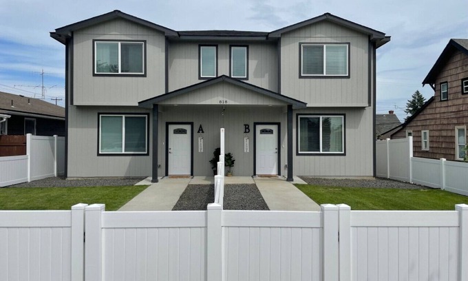 Spokane Apartamento | Downtown 3/2, garage, EV Charger, private yard, walk to arena!