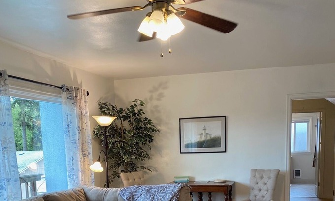 West Salem Apartamento | Unit B at the Manor House, month to month