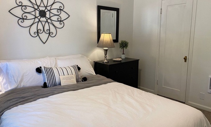 West Salem Apartamento | Unit D Manor House Month to Month
