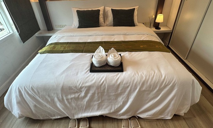 Ratchaprasong Apartamento | Unit Langsuan BTS Chidlom 2-Bedroom Apartment in the Heart of Bangkok with Wi-Fi