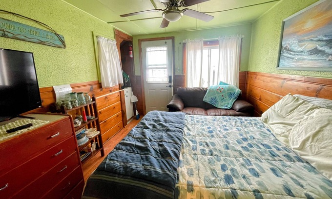 Northeastern Michigan Complejo | Unit #3-The Lazy Fish- Stand alone motel room type cabin on the beach!