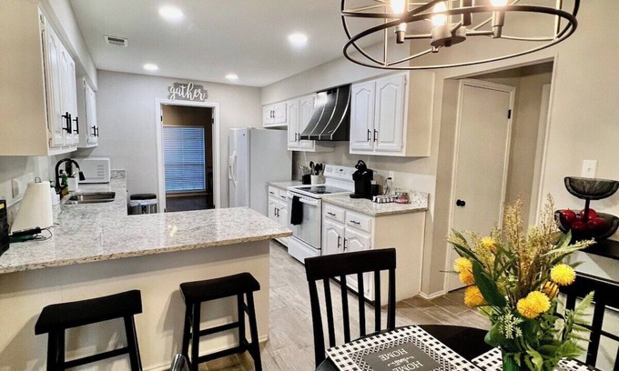 Universal City Casa | 4BR Universal City Furnished Relocation Stay Near Randolph AFB Wi-Fi W/D
