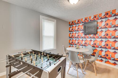 Downtown Akron Casa | University of Akron Retreat Dogs Welcome!