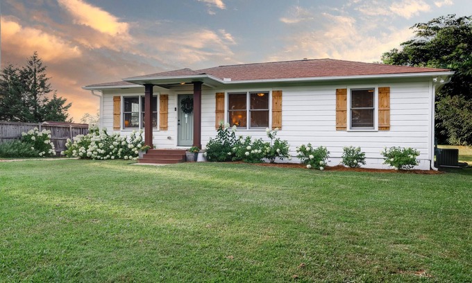Marietta Casa | Unmatched Views, 3 blocks from Historic Marietta Square - Limelight Cottage