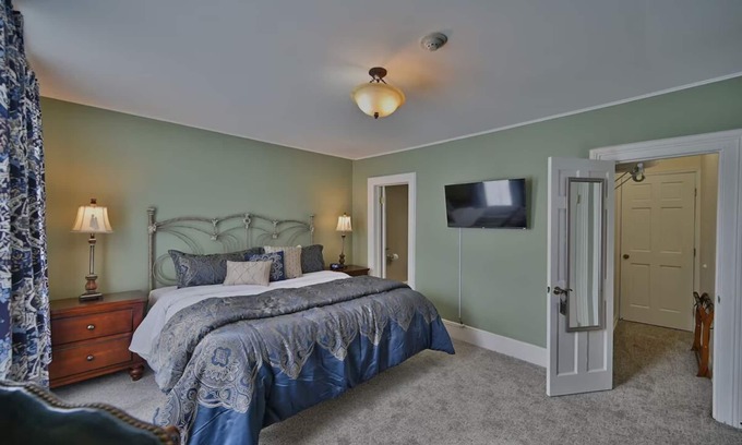 Milford Casa | Unmissable! Central Location meets Historic Accents w/ Free Breakfast