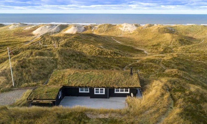 Houvig Strand Casa | Casa de vacaciones discreta con vistas al mar en una maravillosa ubicación de dunas para 4 personas