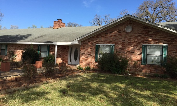 Oakwood Casa | Desenchúfelo en una casa de la década de los 70's de 4BR-3BA 5400 pies cuadrados en un rancho de ganado en funcionamiento