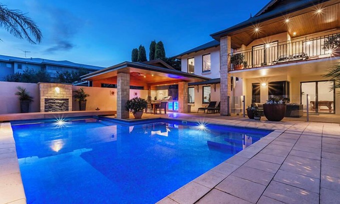 Wilson Casa | Unrestricted views of the Swan River with a walk/bike path to Perth